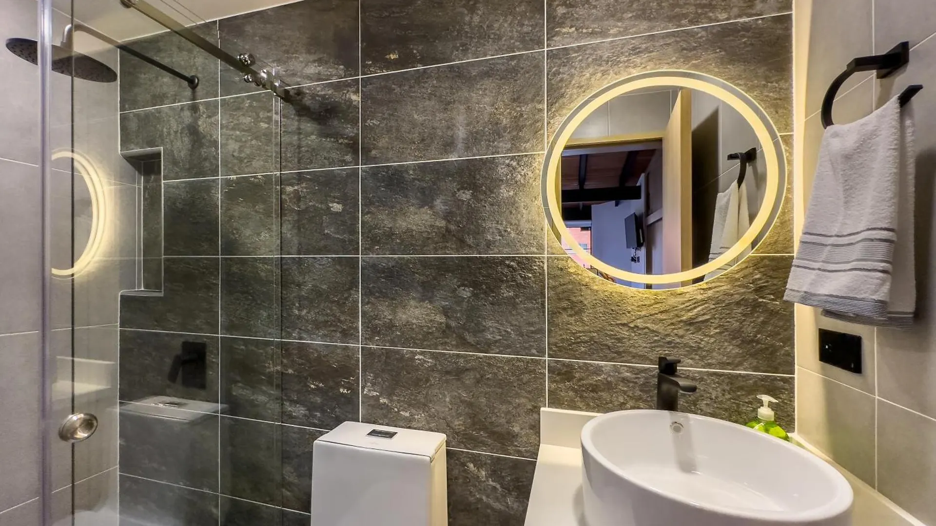 Modern Central Apt Laureles Medellin With 3 Acs