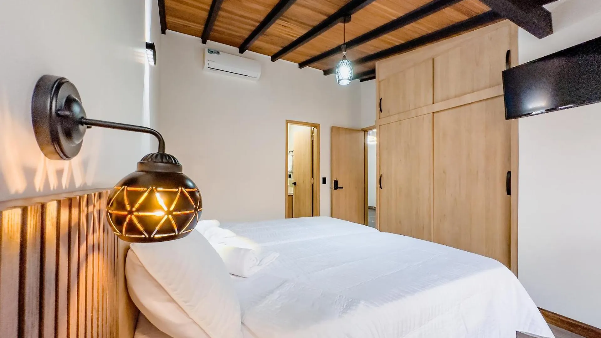 Modern Central Apt Laureles Medellin With 3 Acs アパート