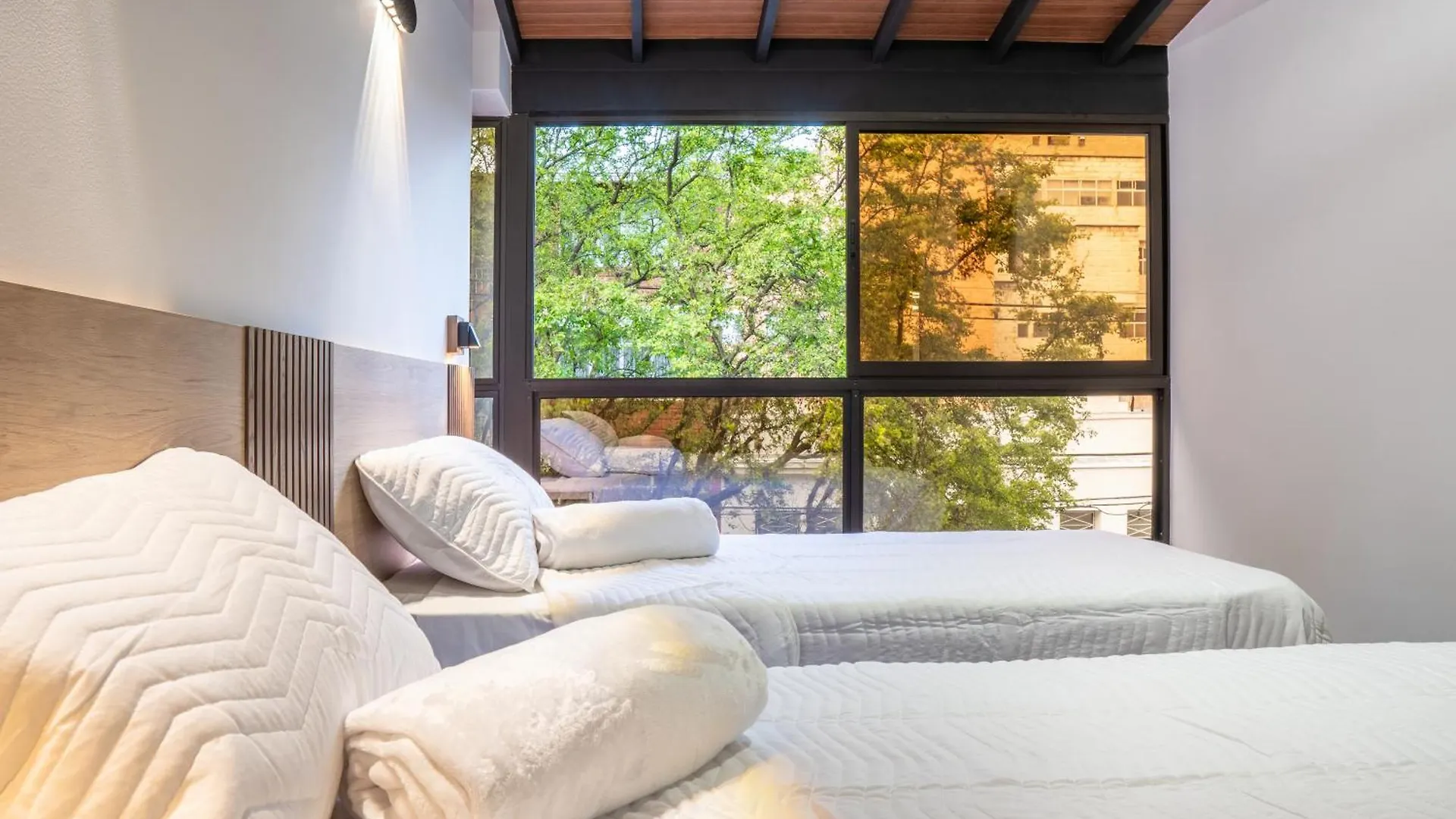 Modern Central Apt Laureles Medellin With 3 Acs アパート
