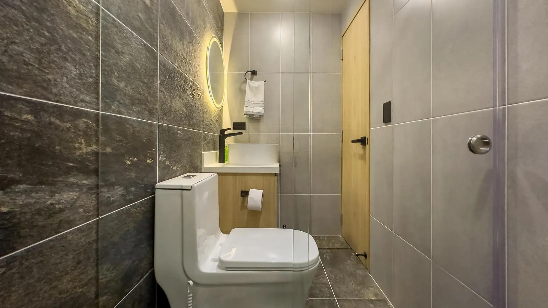 Modern Central Apt Laureles Medellin With 3 Acs 0*,