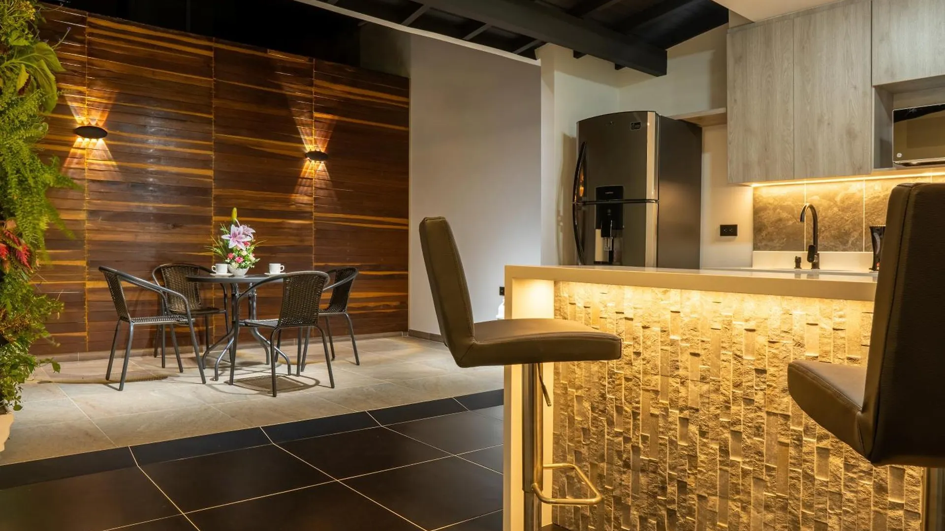 Modern Central Apt Laureles Medellin With 3 Acs アパート
